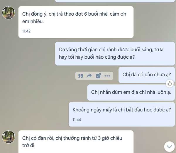 Chị Hạnh sắp lịch học đàn Tranh với trung tâm
